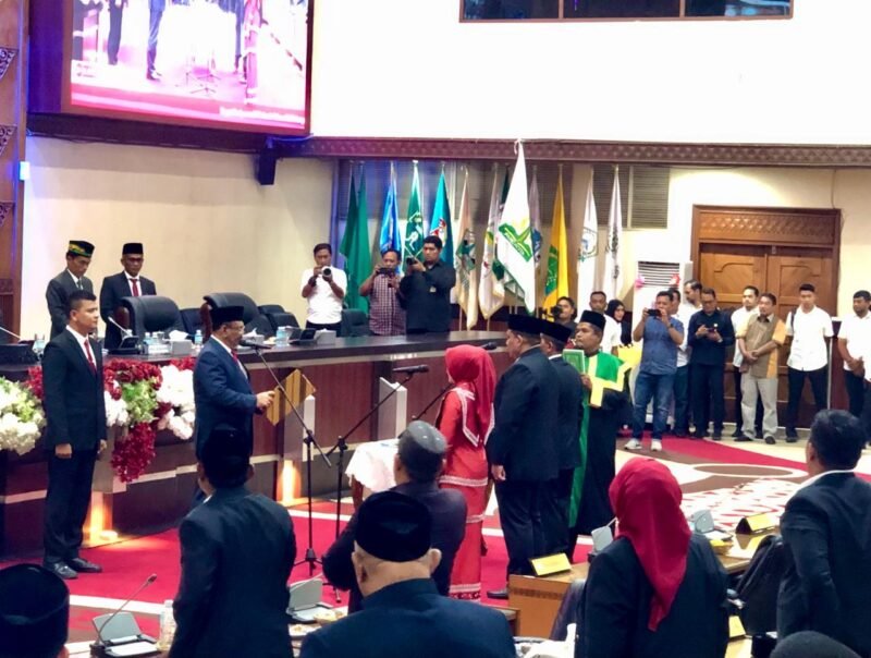 Prosesi pelantikan tiga anggota DPRA. Foto: Dok. Acehreal.com