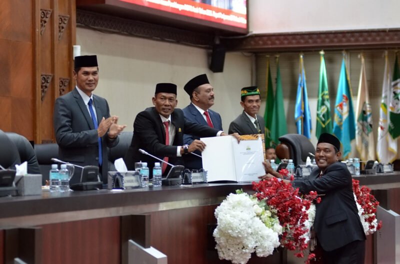 Ketua Tim Revisi, Tgk. Anwar Ramli, menyampaikan laporan yang diterima oleh ketua DPRA. Foto: Dok. Pribadi/Acehreal.com