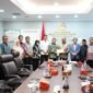 Wakil Ketua DPR RI Ali Basrah didampingi Tim Perumus Revisi UUPA saat serahkan draft final revision UUPA ke BK Setjen DPR RI, Jumat (23/5/2025). Foto: Dok. Humas DPR Aceh