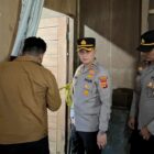 Kapolres Pidie Jaya, AKBP Ahmad Pasaribu SH, S.I.K. MH ( Tengah ), dirumah duka, Gampong Kuta Krueng, Kecamatan Bandar Dua, Pidie Jaya, Rabu (28/5/2025). Foto:Dok/ Humas Polres Pidie Jaya