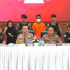 Kapolres Pidie Jaya AKBP Ahmad Pasaribu SH, S.I.K, MH gelar Konferensi pers bersama awak media terkait suami bunuh istri di Bandar Dua, Sabtu (31/5/2025). Foto:Dok/ Humas Polres Pidie Jaya