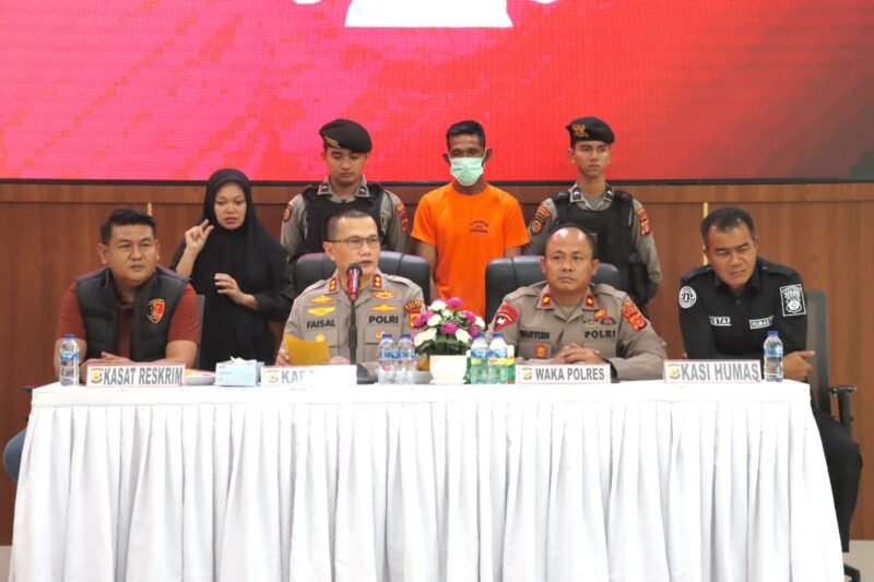 Kapolres Pidie Jaya AKBP Ahmad Pasaribu SH, S.I.K, MH gelar Konferensi pers bersama awak media terkait suami bunuh istri di Bandar Dua, Sabtu (31/5/2025). Foto:Dok/ Humas Polres Pidie Jaya