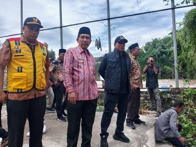 Anggota Komisi V DPR RI, H. Ruslan Daud ( memakai Rompi ) dan Bupati Pidie Jaya, Tgk. H. Sibral Malasyi, MA, S. Sos, M.E (sebelah kanan), Wakil Bupati, Hasan Basri, ST. MM ( selebah kiri ) dan Kadis PU Pidie Jaya , Ory Safitri, ST. MT ( Rompi Oren) , Gampong Genteng, Meurah Dua, Kamis (12/6/2025). Foto: Dok/Muhammad Rissan 