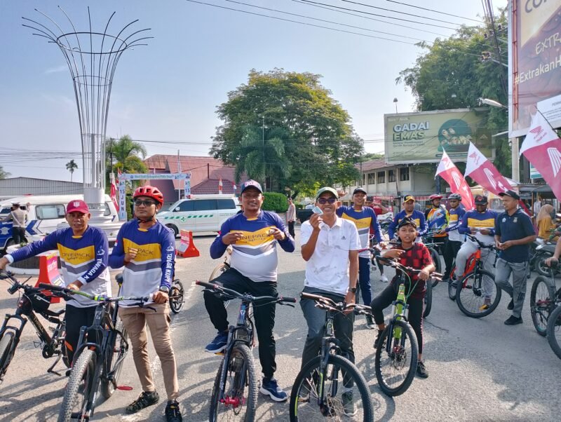 Komunitas sepeda Onepack Cycling Pijay Tuwaga, Bundaran Kota Meureudu, Minggu (15/6/2025). Foto:Dok/Muhammad Rissan 