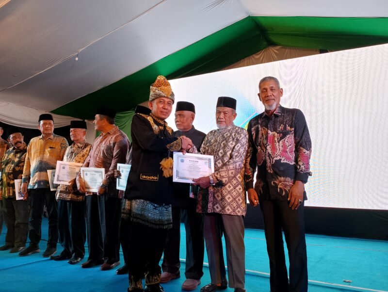 Bupati Pidie Jaya, Tgk. H. Syibral Malasyi, MA,. S. Sos,. ME memberikan sertifikat penghargaan kepada sejumlah tokoh pemekaran, Minggu Malam, Lapangan Bola Kaki Kota Meureudu, (15/6/2025). Foto:Dok/Muhammad Rissan 