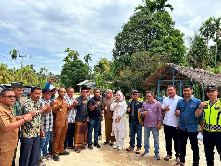 Anggota DPRA Fraksi Partai Aceh, Salmawati bersama Kepala Dinas PUPR Aceh Utara, Ketua Komisi III DPRK Aceh Utara, Panglima Muda KPA Daerah III dan unsur Muspika Paya Bakong serta Geuchik setempat saat meninjau jalan Paya Bakong-Pante Bahagia.(Foto:Dok.Humas DPRA)