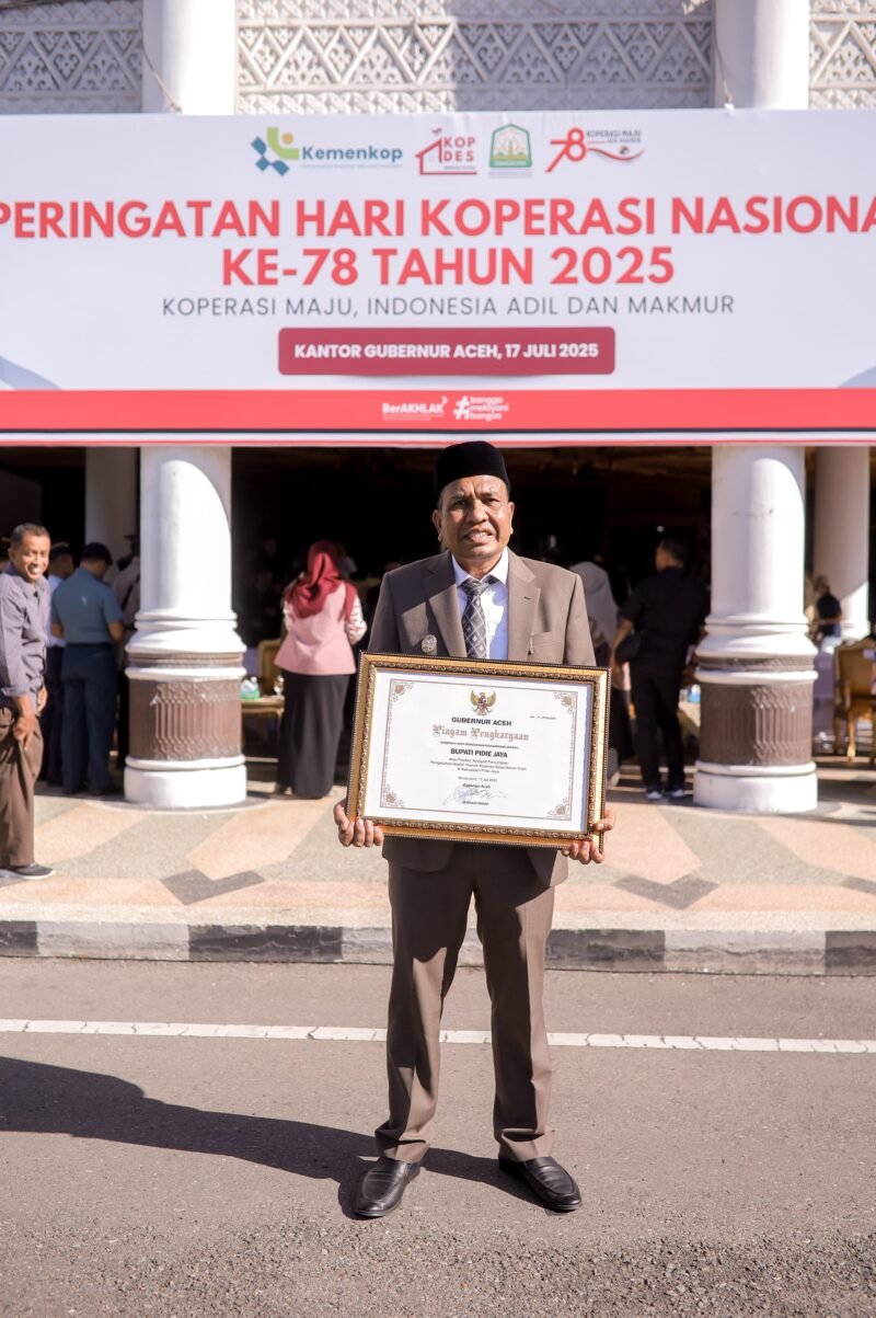 Wakil Bupati Pidie Jaya, Hasan Basri, ST. MM atas nama Pemerintah Kabupaten Pidie Jaya, Menerima penghargaan atas realisasi tercepat pembentukan KDMP. Banda Aceh, Kamis (17/7/2025). Foto:Dok/Humas Forkompinda Pidie Jaya.