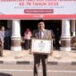Wakil Bupati Pidie Jaya, Hasan Basri, ST. MM atas nama Pemerintah Kabupaten Pidie Jaya, Menerima penghargaan atas realisasi tercepat pembentukan KDMP. Banda Aceh, Kamis (17/7/2025). Foto:Dok/Humas Forkompinda Pidie Jaya.