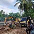 Petugas Dari BPBD dan Aset BPKK Pidie Jaya sedang membongkar Besi Jembatan Gantung yang berada di DAS Krueng Meureudu, Foto:Dok/ Muhammad Rissan 
