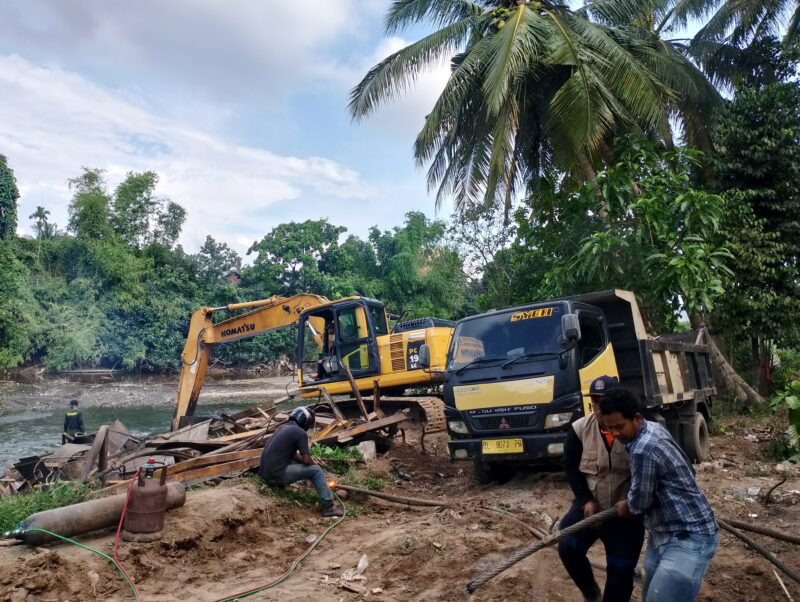 Petugas Dari BPBD dan Aset BPKK Pidie Jaya sedang membongkar Besi Jembatan Gantung yang berada di DAS Krueng Meureudu, Foto:Dok/ Muhammad Rissan 