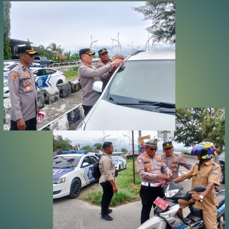 Foto atas : Kapolres Pidie Jaya AKBP Ahmad Pasaribu, SH. SIK. MH ( tengah ), dan Foto Bawah : Kasatlantas AKP Mahruzal Hariadi, dalam kegiatan bagi bagi bendera kepada masyarakat pengguna jalan, Sp. Jalan Layang, Senin ( 11/8/2025).Foto :Dok/ Muhammad Rissan 