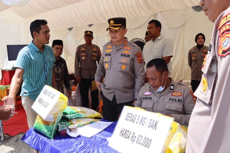 Kapolres Pidie Jaya AKBP Ahmad Pasaribu SH, SIK. MH, dalam kegiatan gerakan pangan murah Polri 2025 di pasar Leung Putu, Bandar Baru, kamis (14/8/2025). Foto:Dok/ Muhammad Rissan 