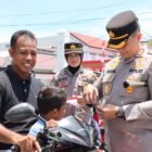 Kapolres Pidie Jaya AKBP Ahmad Pasaribu SH SIK MH, di dampingi Kasi Humas Iptu Nina Ervianti, SH. MH dalam. Kegiatan bagi bagi Bendera Merah Putih dalam menyemarakan HUT RI ke 80. Kamis (14/8/2025). Foto: Dok/Muhammad Rissan 