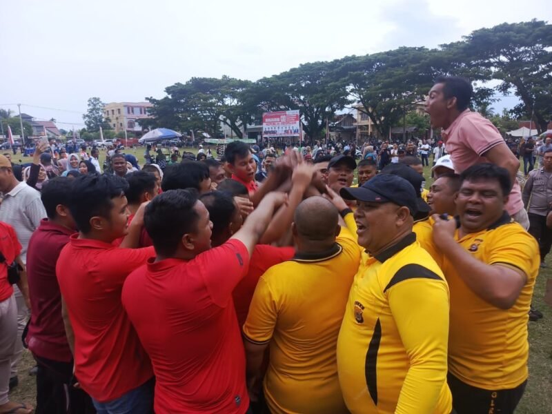 Penuh keakraban Tim Polres Pidie Jaya ( Baju Kuning ) dan Tim Kejaksaan usia laga Tarek tambang dalam rangka memeriahkan HUT RI ke -80. Meuredu, Jum'at (15/8/2025). Foto:Dok/ Humas Polres Pidie Jaya 