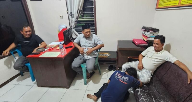 TM ( tersangka pencurian ) di pertemuan dengan Turisna ( Korban) dalam mediasi oleh Polsek Bandar Dua, Pidie Jaya (15/8/2025).Foto:Dok/Humas Polres Pidie Jaya 