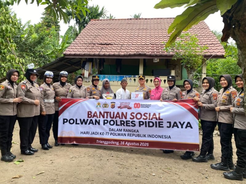 Kapolres Pidie Jaya AKBP Ahmad Pasaribu, SH. SIK. MH dalam kegiatan baksos menyambut hari jadi Polwan Ke 77. Sabtu (16/8/2025). Foto:Dok/ Humas Polres Pidie Jaya 