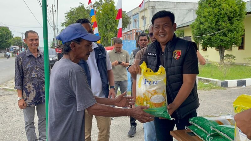 Kasatreskrim Polres Pidie Jaya ( Jaket Hitam) Iptu Fauzi Atmaja, SH dalam kegiatan gerakan Stabilitas pasar bersama forum Bulog Aceh, Meureudu, Meureeudu (16/8/2025). Foto: Dok/ Humas Polres Pidie Jaya 