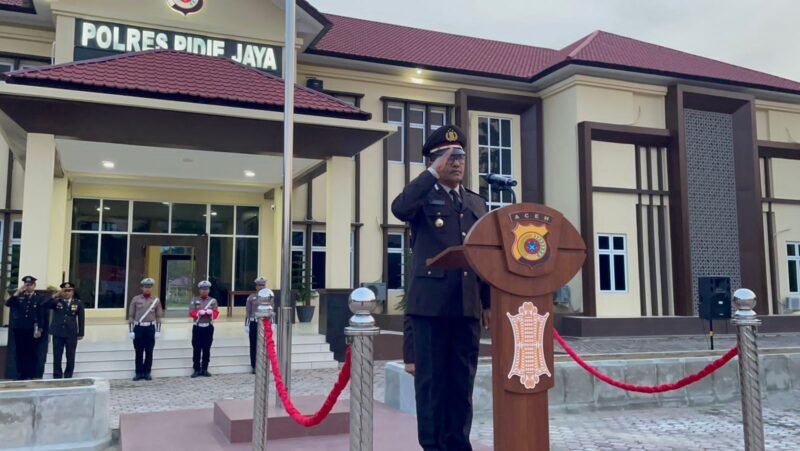 AKP Ikhsan bertindak sebagai inspektur upacara bendera HUT RI ke - 80 di Mako Polres Pidie Jaya, Trienggadeng Minggu (17/8/2025). Foto:Dok/ Humas Polres Pidie Jaya 