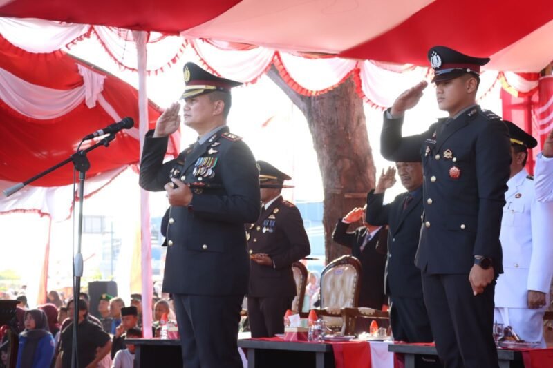Kapolres Pidie Jaya AKBP Ahmad Pasaribu, SH., S.I.K., MH, Pimpin upacara penurunan bendera merah putih, lapangan bola kaki kota Meureudu, Minggu (17/8/2025). Foto:Dok/ Humas Polres Pidie Jaya 