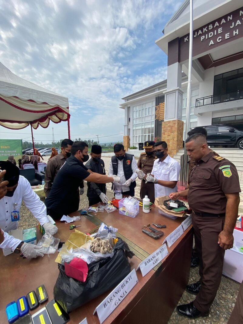 Kejaksaan Pidie Jaya Musnahkan sejumlah Barang Bukti yang sudah berkekuatan hukum tetap, Halam Kantor kejari Pidie Jaya, Kecamatan Ulim, Rabu ( 20/8/2025). Foto: Dok/ Humas Kejari Pidie Jaya 