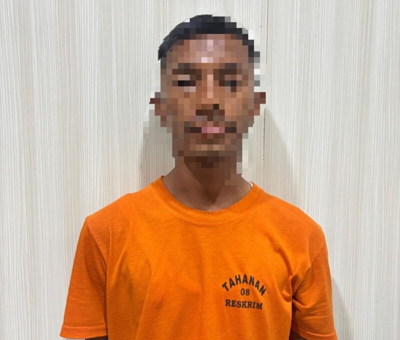 Tampak dalam Foto Oknum Guru Yang memukul Siswa Di SMP N 1 Bandar Baru sudah memakai baju warna Oren. Foto:Dok/Humas Polres Pidie Jaya 