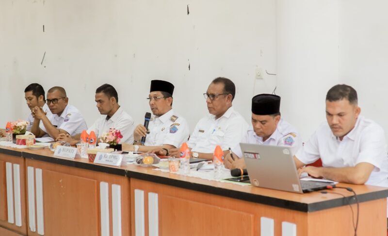 Bupati Pidie Jaya Tgk. H. Syibral Malasyi ( pegang Mic ) memberikan arahan terkait pelaksanaan Pilchiksung. Aula Cot Trieng II. Rabu (27/2025). Foto:Dok/Humas Prokopim Pidie Jaya 