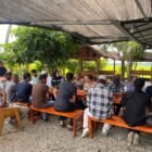 Tampak Susana ngopi santai Kapolres Pidie Jaya AKBP Ahmad Pasaribu SH SIK MH bersama awak media warkop pinggir sawah Gampong Kuta Pangwa, Trienggadeng, Rabu (27/8/2025). Foto: Dok/ Humas Polres Pidie Jaya 