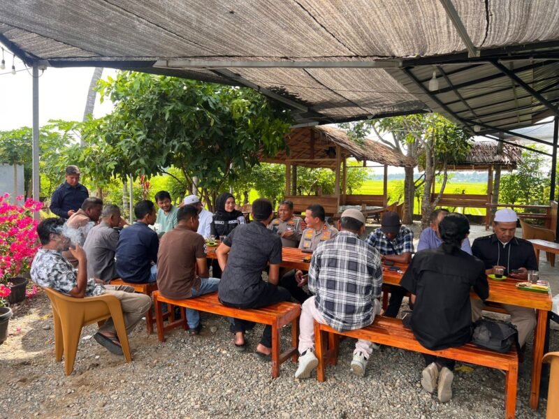 Tampak Susana ngopi santai Kapolres Pidie Jaya AKBP Ahmad Pasaribu SH SIK MH bersama awak media warkop pinggir sawah Gampong Kuta Pangwa, Trienggadeng, Rabu (27/8/2025). Foto: Dok/ Humas Polres Pidie Jaya 
