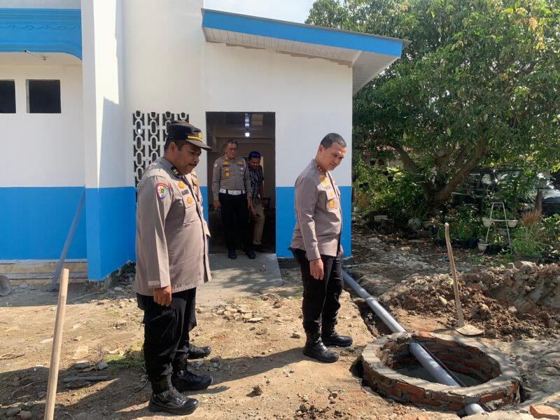Kapolres Pidie Jaya AKBP Ahmad Pasaribu SH SIK MH melakukan peninjauan kesiapan Renovasi gedung SPPG. Gampong Keude Ule Glee, Rabu (27/8/2025). Foto:Dok/Humas Polres Pidie Jaya 