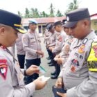 Wakapolres Pidie Jaya Kompol Iswahyudi, S.H., CPHR., CBA. Memeriksa kelengkapan diri personil. Foto:Dok/Humas Polres Pidie Jaya 
