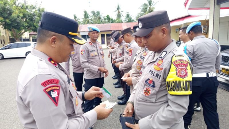 Wakapolres Pidie Jaya Kompol Iswahyudi, S.H., CPHR., CBA. Memeriksa kelengkapan diri personil. Foto:Dok/Humas Polres Pidie Jaya 