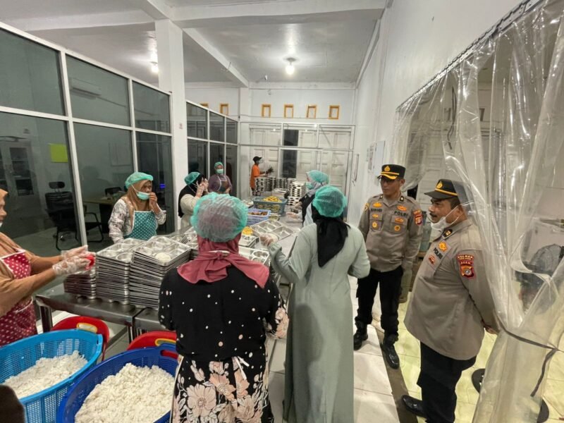 Jajaran Polres Pidie Jaya melakukan pengawasan Dapur SPPG dalam pogram makan bergizi gratis, Jum'at (29/8/2025). Foto:Dok/Humas Polres Pidie Jaya 