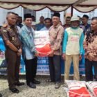 Kepala Kejari Pidie Jaya Hedi Muchwanto Foto bersama Bupati Pidie Jaya Tgk. H. Syibral Malasyi dan jajaran SKPK Pidie Jaya beserta masyarakat dalam kegiatan Pasar murah HUT Kejaksaan RI ke 80. Foto:Dok/Humas Prokopim Pidie Jaya 
