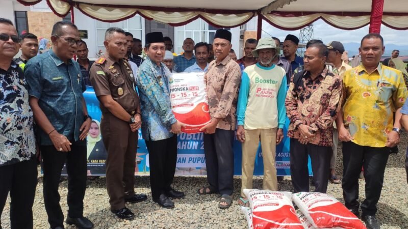 Kepala Kejari Pidie Jaya Hedi Muchwanto Foto bersama Bupati Pidie Jaya Tgk. H. Syibral Malasyi dan jajaran SKPK Pidie Jaya beserta masyarakat dalam kegiatan Pasar murah HUT Kejaksaan RI ke 80. Foto:Dok/Humas Prokopim Pidie Jaya 
