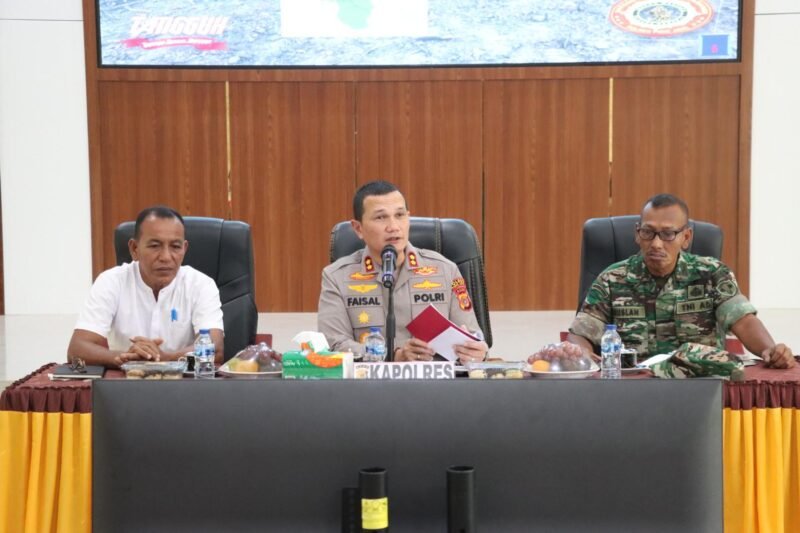 Kapolres Pidie Jaya AKBP Ahmad Pasaribu SH SIK MH dalam kegiatan Jum'at Curhat. (29/8/2025). Foto:Dok/Humas Polres Pidie Jaya 