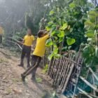 Personil Polres Pidie Jaya dalam kegiatan gotong royong bersama warga Gampong Jangka, Jum'at (29/8/2025). Foto:Dok/Humas Polres Pidie Jaya 