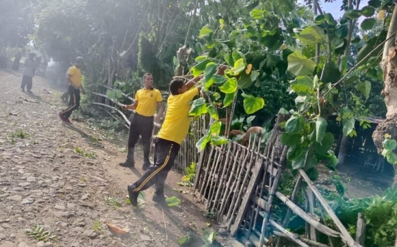 Personil Polres Pidie Jaya dalam kegiatan gotong royong bersama warga Gampong Jangka, Jum'at (29/8/2025). Foto:Dok/Humas Polres Pidie Jaya 