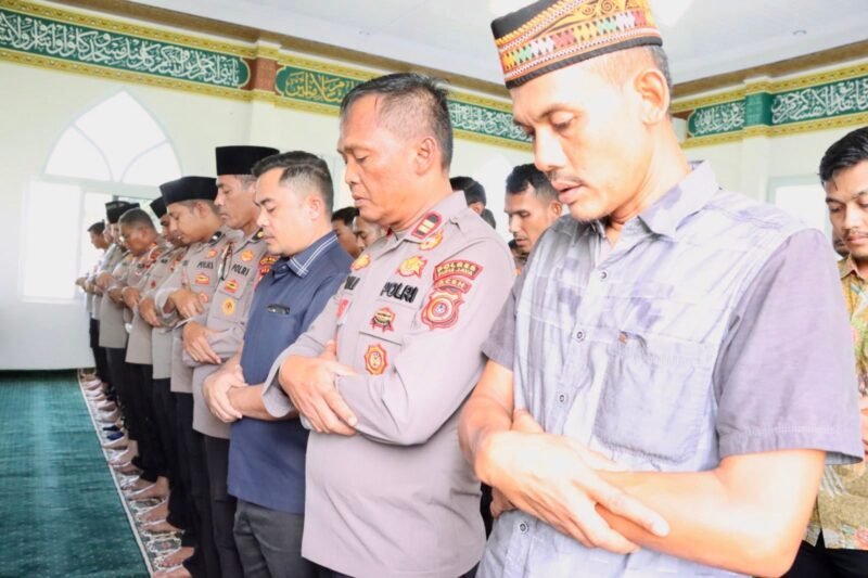 Jajaran Polres Pidie Jaya melaksanakan shalat Gaib untuk Almarhum pengemudi Ojol. Jum'at (29/8/2025). Foto:Dok/Humas Polres Pidie Jaya 