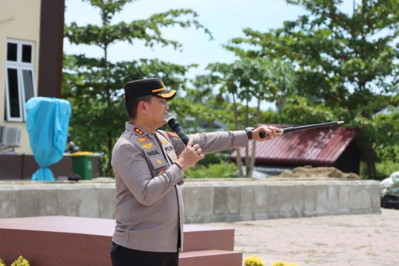 Kapolres Pidie Jaya AKBP Ahmad Pasaribu SH SIK MH, memberikan arahan kepada personil dalam latihan dalmas, Mako Polres Pidie Jaya, Trienggadeng (31/8/2025). Foto:Dok/Humas Polres Pidie Jaya 