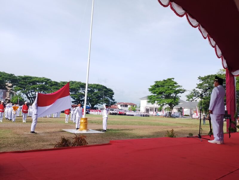 Pengibaran Bendera Merah Putih dalam Upacara HUT RI ke -80, Lapangan Bola Kaki Kota Meureudu, Minggu (17/8/2025). Foto:Dok/Muhammad Rissan 