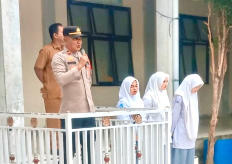 Pembina upacara bendera Hari Senin di sekolah, Iptu Mustafa Abdullah, Kapolsek Jangka Buya Kabupaten Pidie Jaya. Foto:Dok/ Humas Polres Pidie Jaya