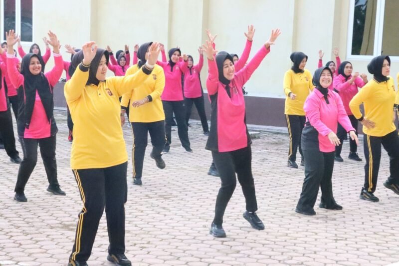 Senam bersama keluarga besar Polwan Polres Pidie Jaya, dalam rangka Memperingati HUT Polwan Ke 77 Tahun 2025, Mako Polres Pidie Jaya. Foto:Dok/Humas Polres Pidie Jaya 