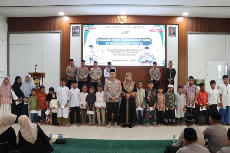 Kapolres Pidie Jaya AKBP Ahmad Pasaribu SH SIK MH bersama ibu, foto bersama anak anak yatim. Trienggadeng, Minggu (7/8/2025). Foto:Dok/Humas Polres Pidie Jaya 