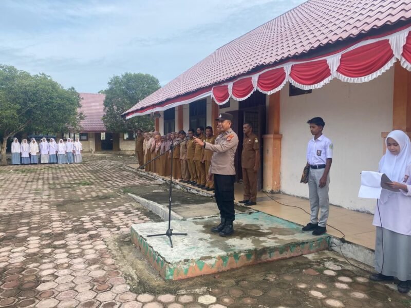 Pembina Upacara hari Senin di SMA 1 Pante raja, Anggota Polres Pidie Jaya Aipda Asril Haryadi. Foto:Dok/Humas Polres Pidie Jaya 