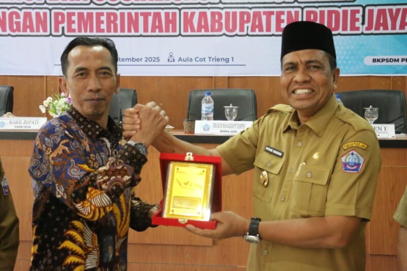 Wakil Bupati Pidie Jaya, Hasan Basri, ST. MM menerima cinderamata dari PT Taspen Persero. Foto:Dok/ Humas Prokopimda Pidie Jaya 