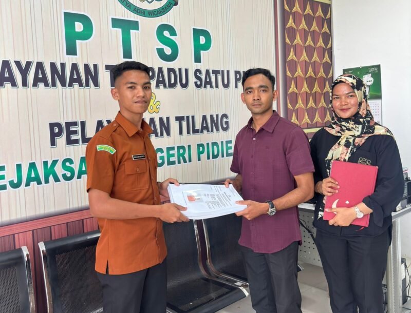 Petugas PTPS Kejaksaan Negeri Pidie Jaya Raka Adhi Sathcya menerima berkas perkaranya kekerasan terhadap anak dari Sat Reskrim Polres Pidie Jaya. Foto :Dok/Humas Polres Pidie Jaya 