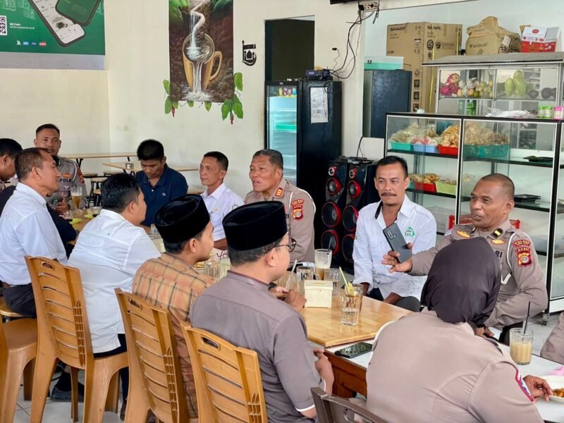 Suasana Ngopi Bareng personil Satlantas Polres Pidie Jaya dengan warga, Foto:Dok/Humas Polres Pidie Jaya 