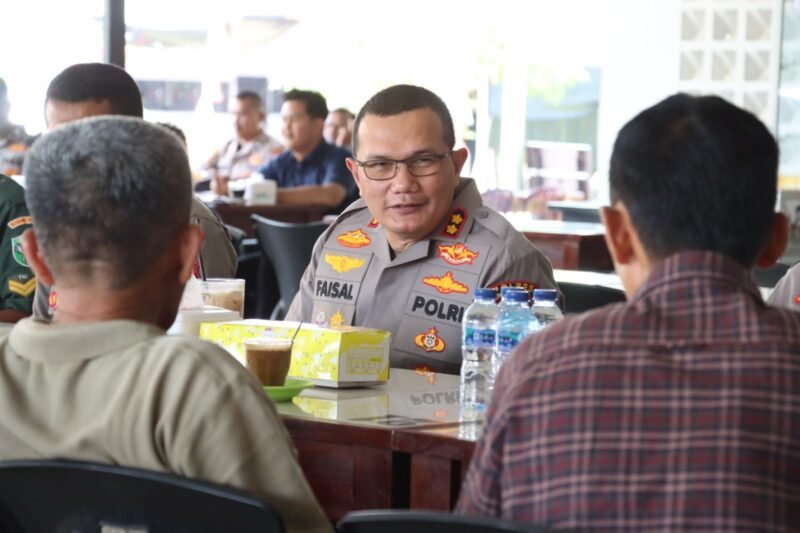 Kapolres Pidie Jaya AKBP Ahmad Pasaribu SH SIK MH, ngopi bersama warga Bandar Baru dalam kegiatan Polisi Saweu Kide Kupi. Foto:Dok/Humas Polres Pidie Jaya 