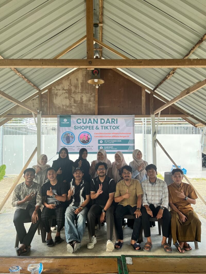 Foto bersama peserta workshop, di Kabi Kopi Meureudu. Foto: Dok/Zulfan 