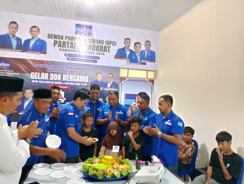 Ketua Partai Demokrat Pidie Jaya, Teuku Guntara, SH, memberikan Tumpeng dan Santunan secara simbolis Kepada anak yatim, Meureudu ( 9/9/2025). Foto:Dok/ Muhammad Rissan